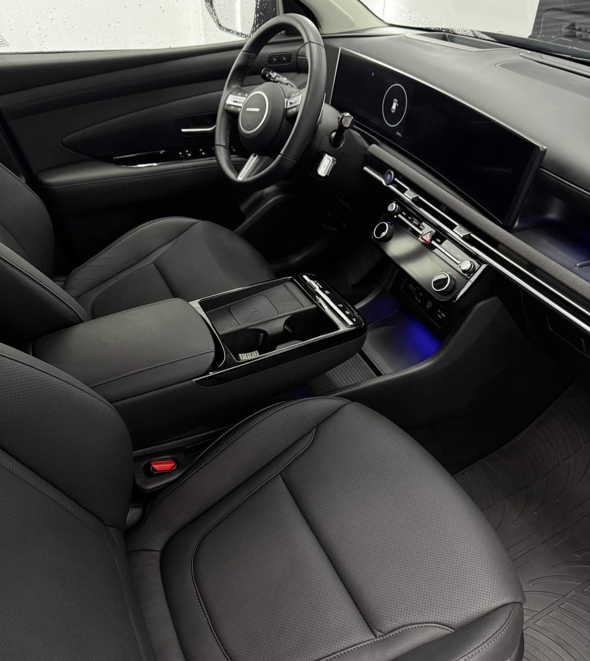 Detalj kožnih sjedala u automobilu.