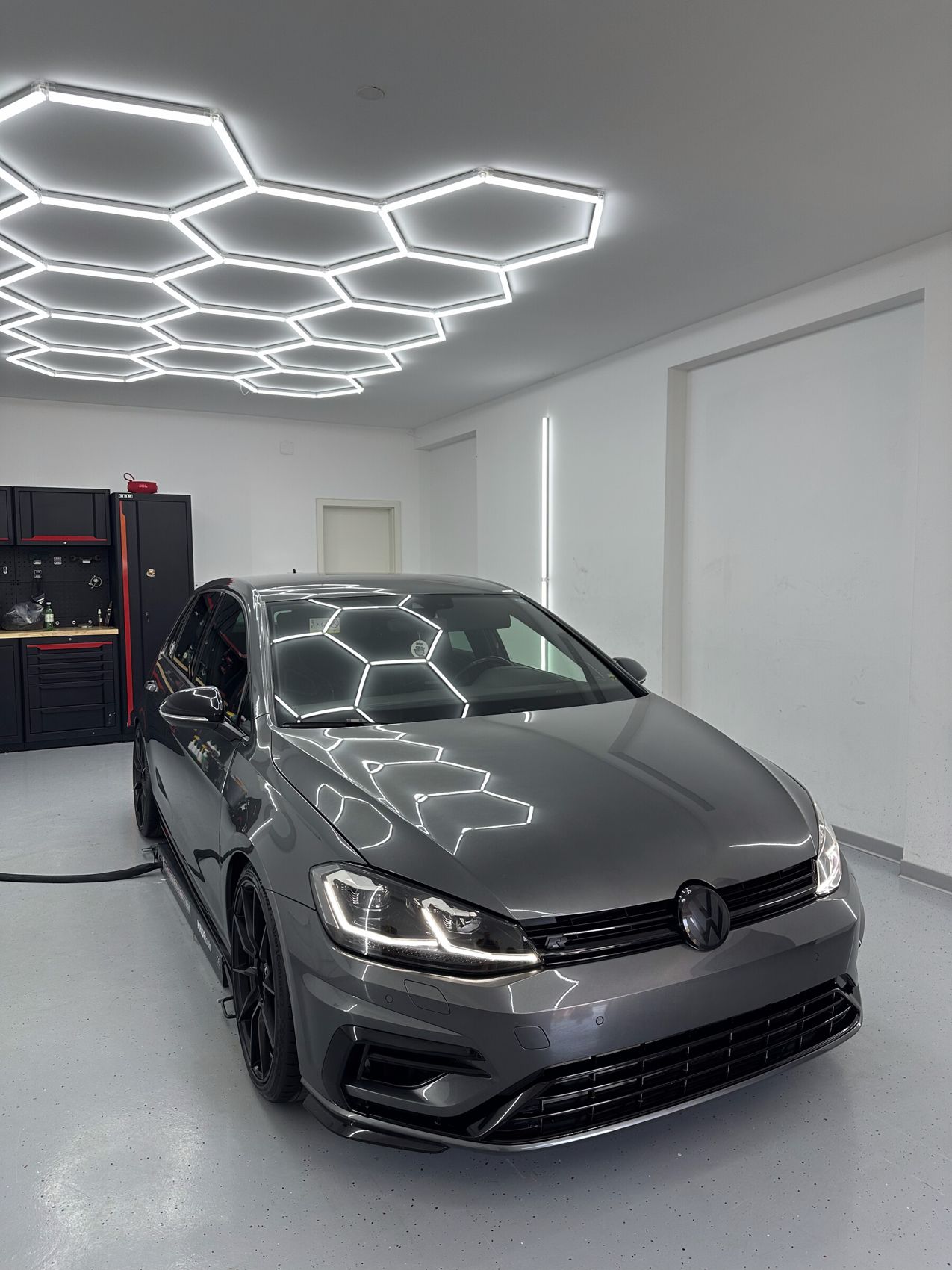 Sivi Golf R u Car Tailor studiju.
