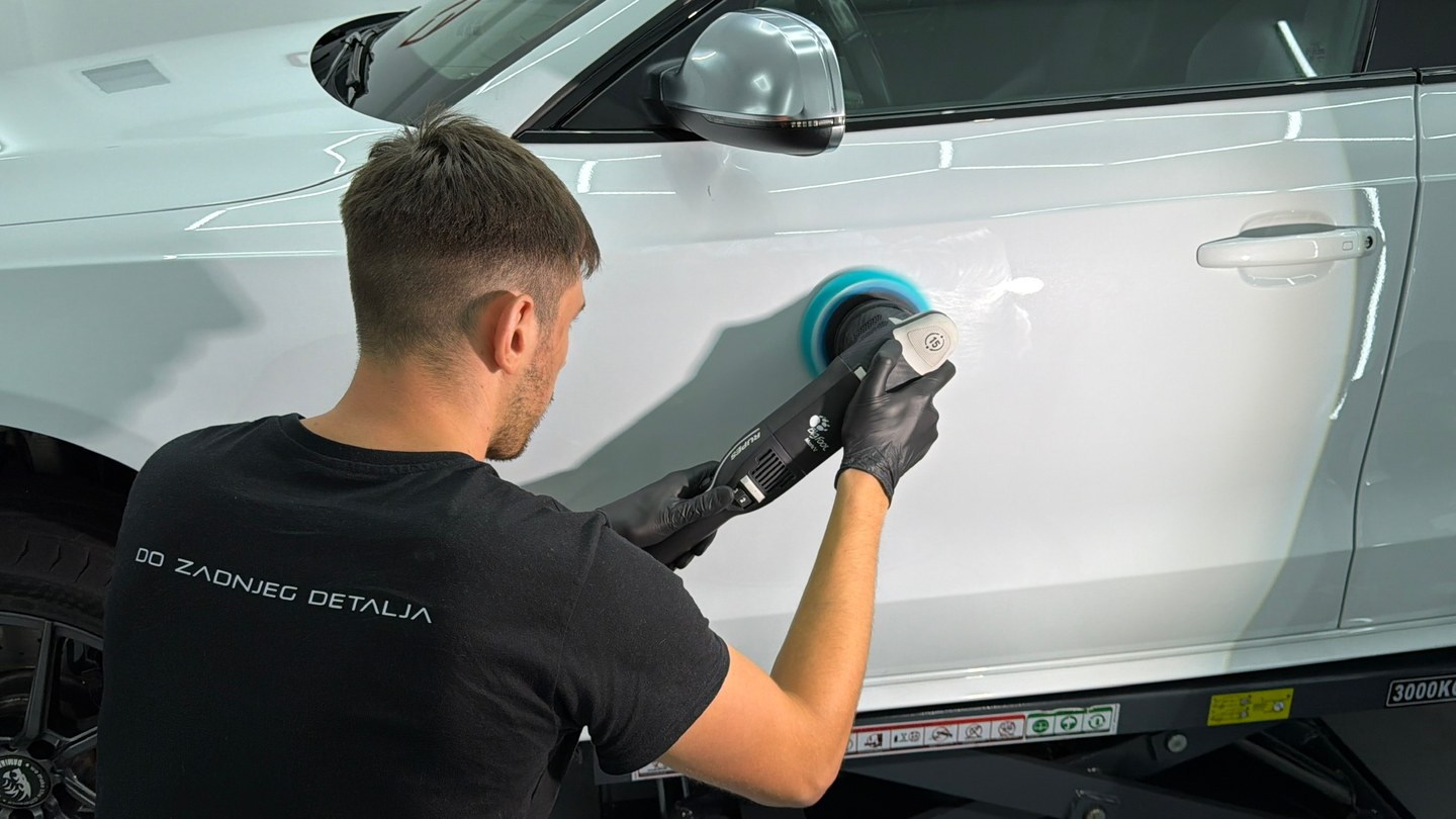 Marko strojno polira vrata bijelog Audija S5 u Car Tailor radionici.
