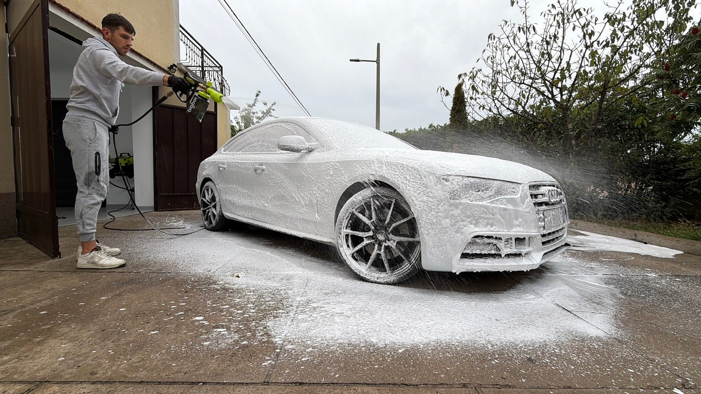 Nanošenje pjene na bijeli Audi ispred Car Tailor garaže.