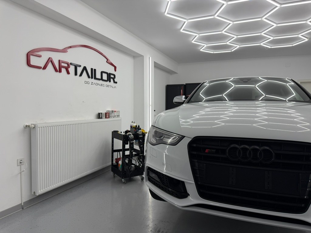 Bijeli Audi S5 pod rasvjetom u radionici Car Tailor.