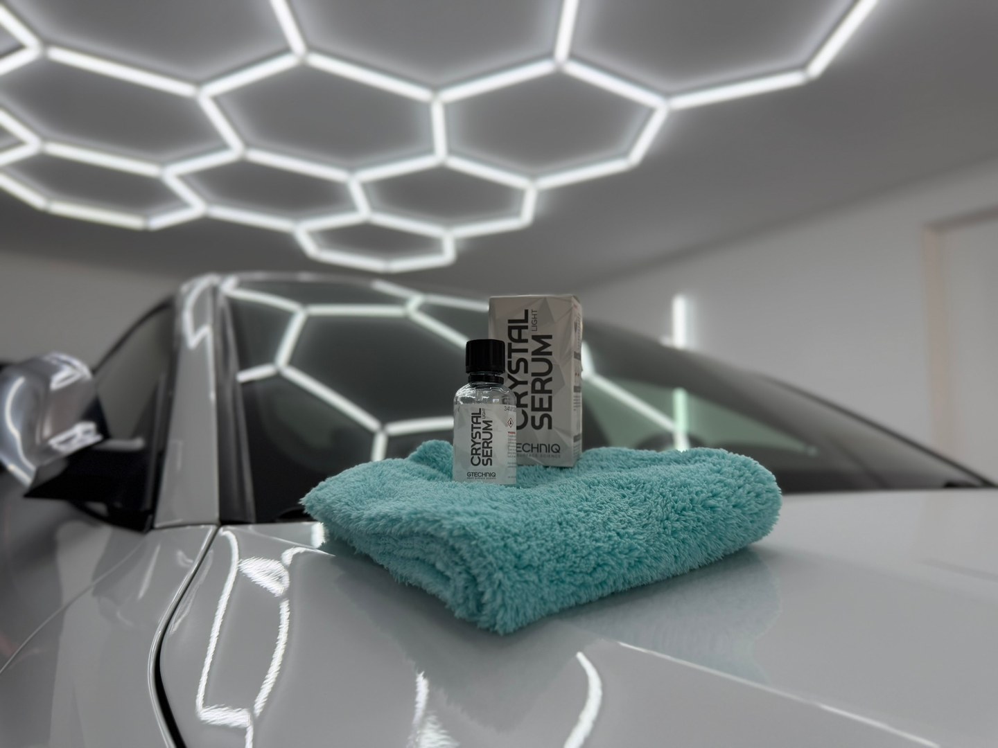 Gtechniq Crystal Serum Light s ambalažom na mikrofibri.
