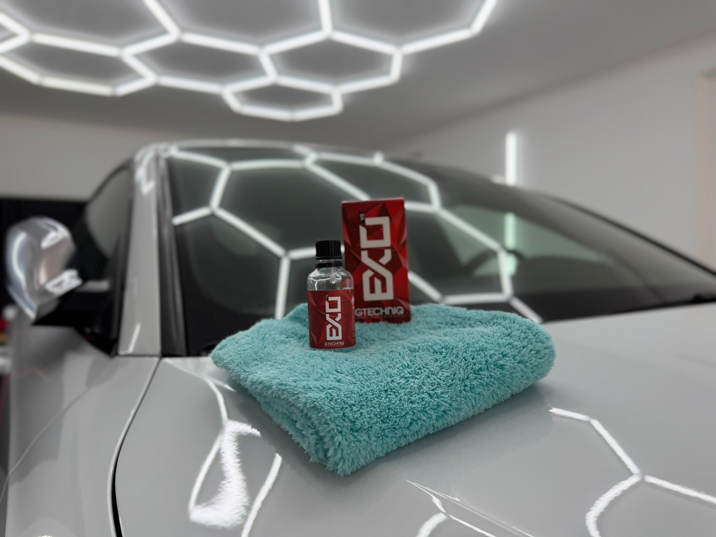 Gtechniq EXO s ambalažom na mikrofibri u radionici.